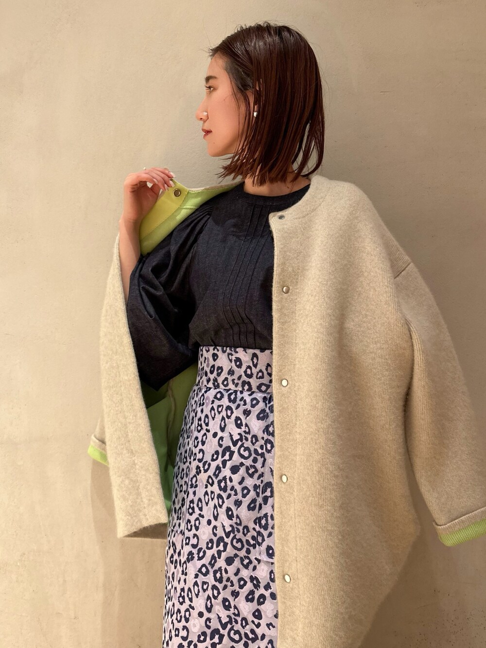 ホワイト系のカーディガン/ボレロ、ブラック系のブーツ、ブルー系のシャツ/ブラウスを着用したレディースの冬コーディネートの6枚目の写真