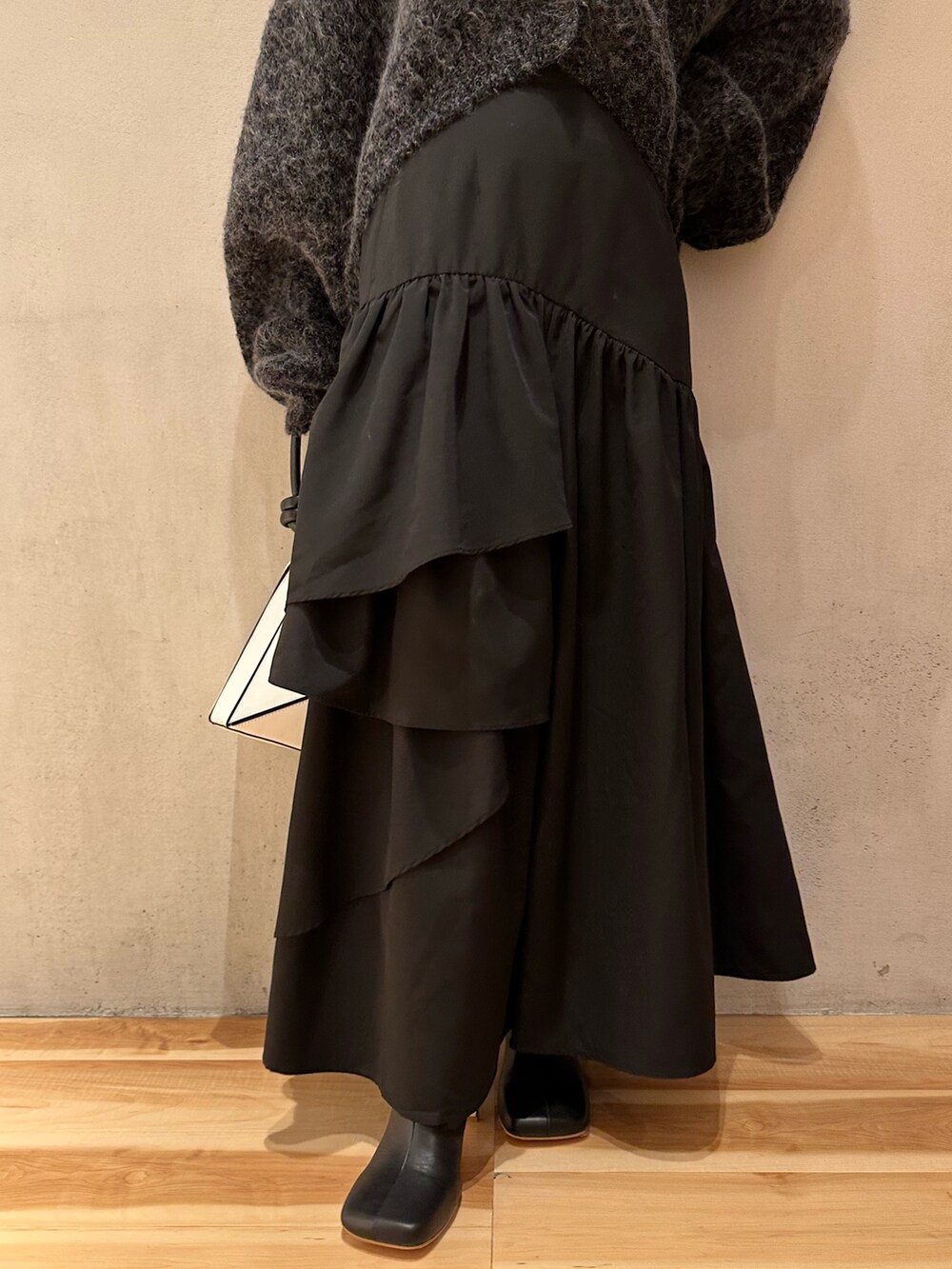 グレー系のカーディガン/ボレロ、ブラック系のスカート、ベージュ系のノーカラージャケットを着用したレディースの夏コーディネートの10枚目の写真