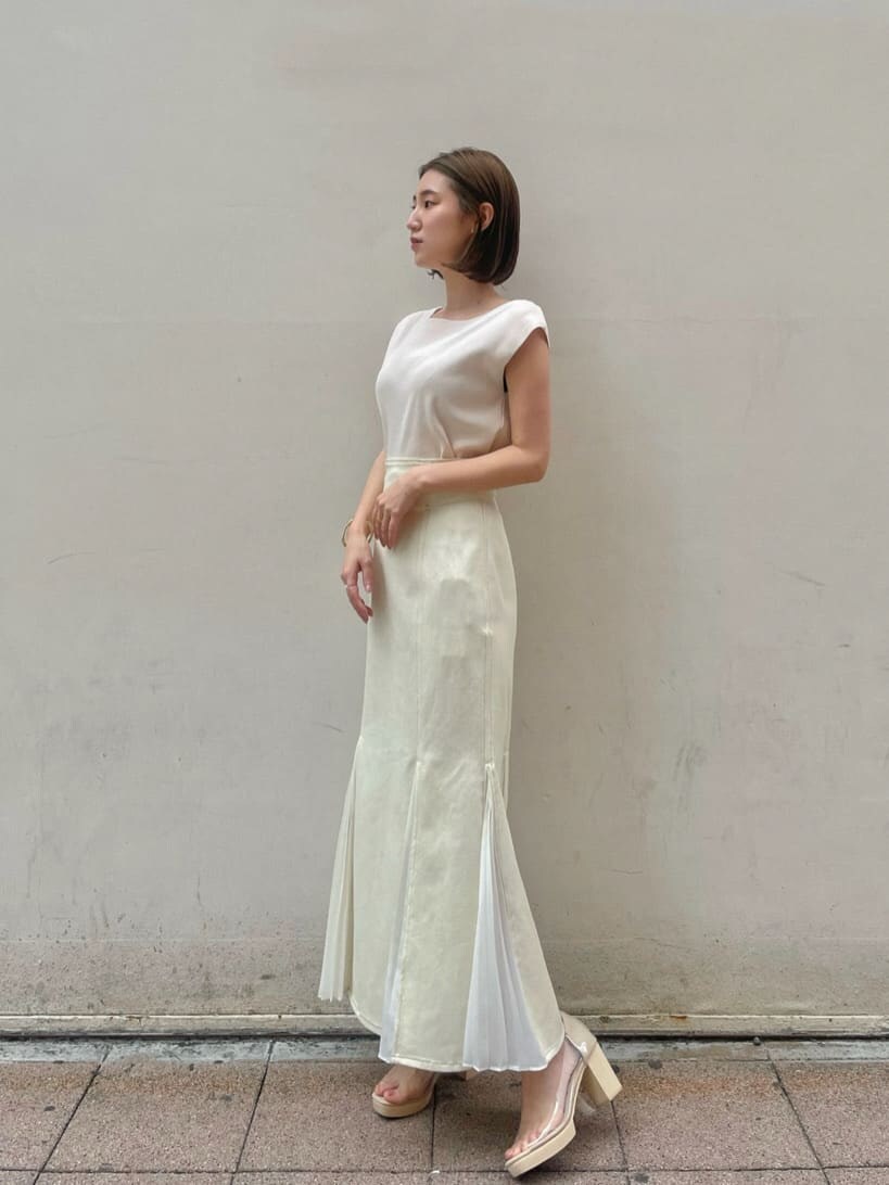 ベージュ系のワンピース、ブラック系のスカート、その他のパンプスを着用したレディースの夏コーディネートの5枚目の写真