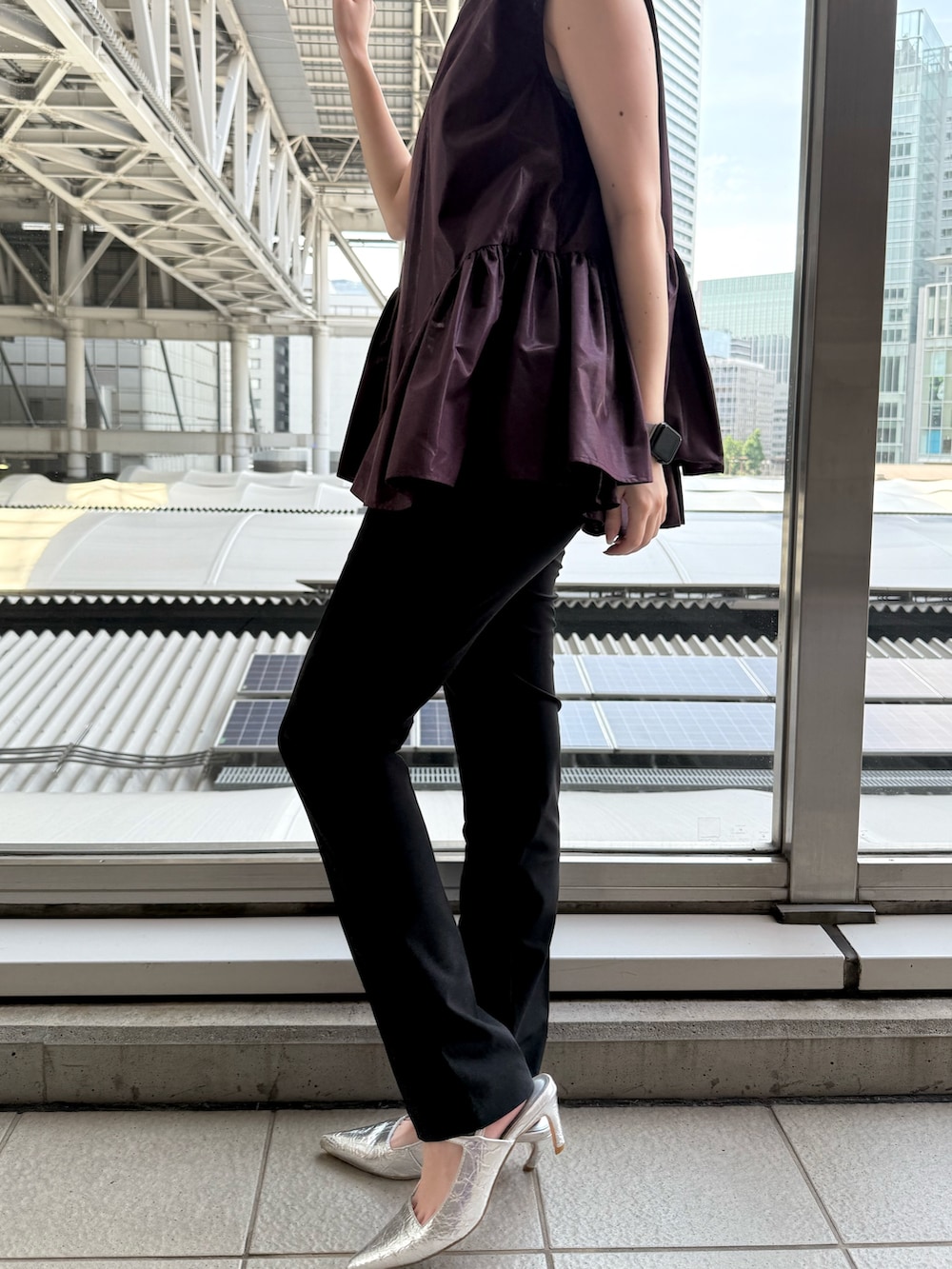 レッド系のシャツ/ブラウス、ブラック系のその他パンツ、シルバー系のパンプスを着用したレディースの夏コーディネートの7枚目の写真