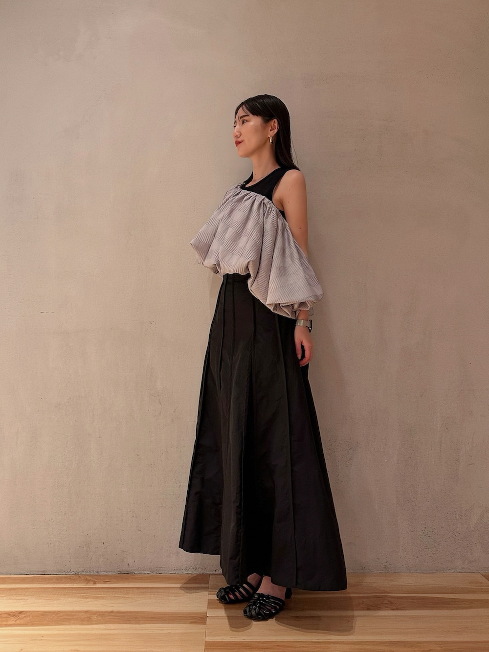 グレー系のシャツ/ブラウス、ブラック系のスカート、ブラック系のサンダルを着用したレディースの夏コーディネートの3枚目の写真