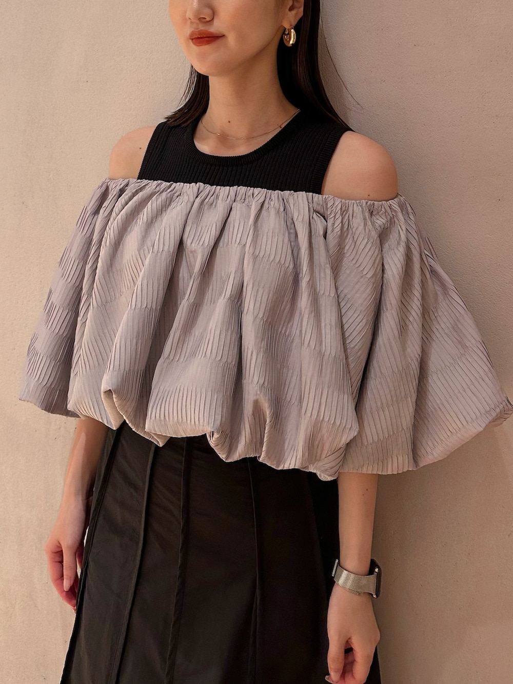 グレー系のシャツ/ブラウス、ブラック系のスカート、ブラック系のサンダルを着用したレディースの夏コーディネートの6枚目の写真