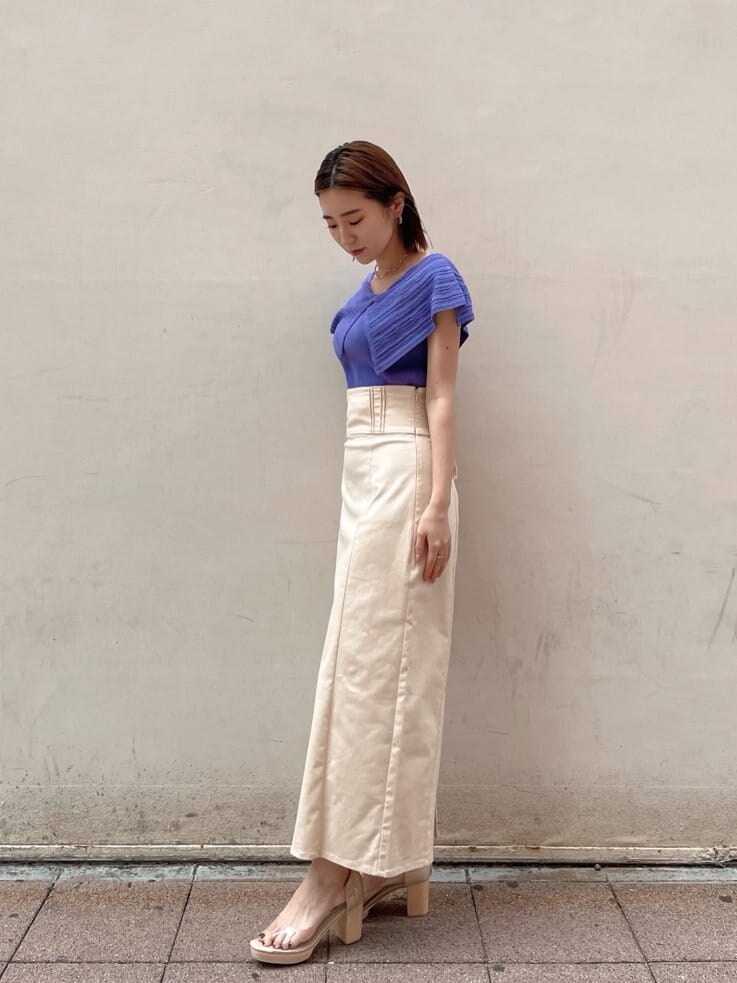 ホワイト系のスカート、その他のパンプス、パープル系のニット/セーターを着用したレディースの春コーディネートの3枚目の写真