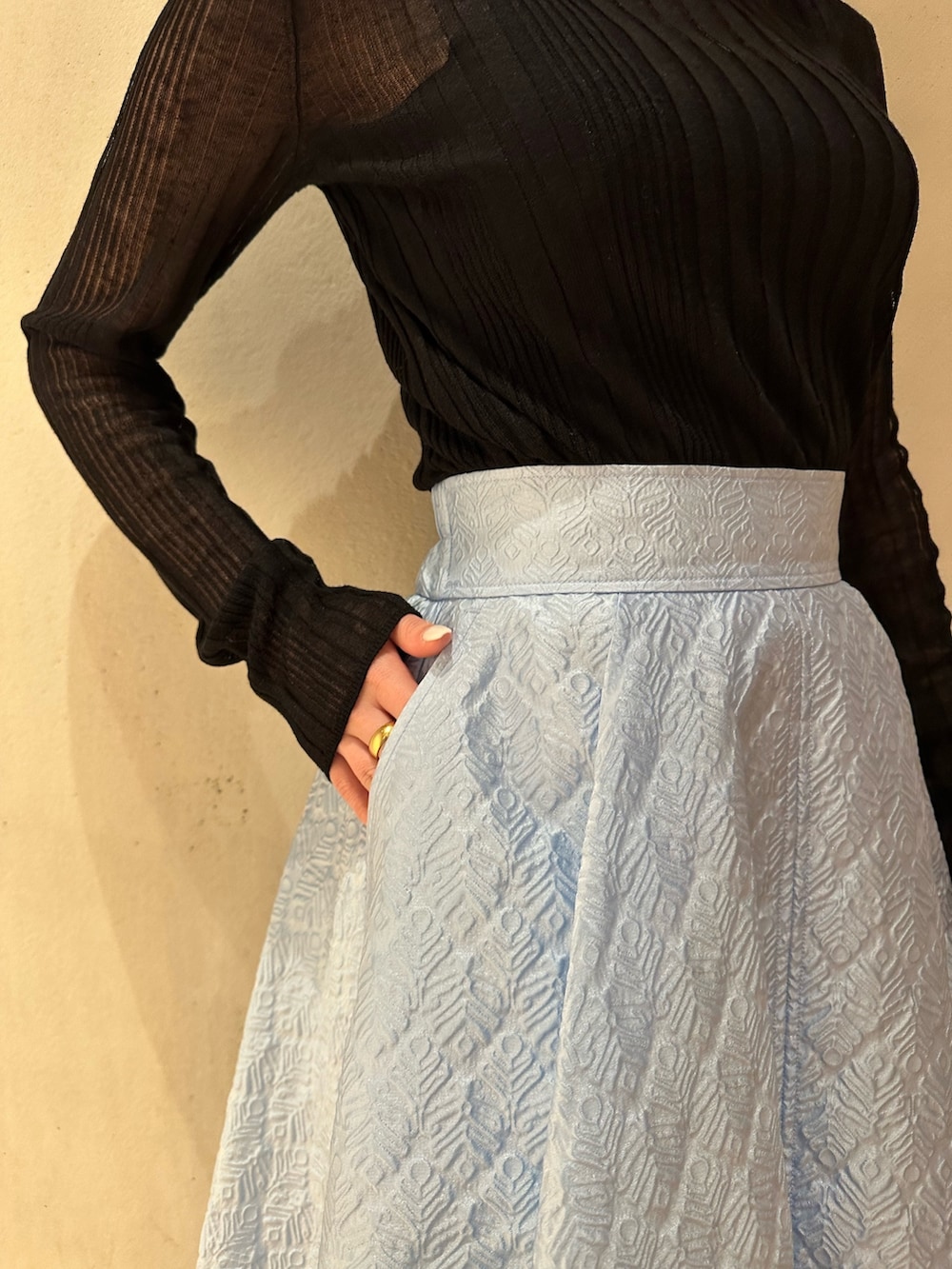 ブルー系のスカート、ブラック系のスニーカー、ブルー系のカーディガン/ボレロを着用したレディースの春コーディネートの5枚目の写真