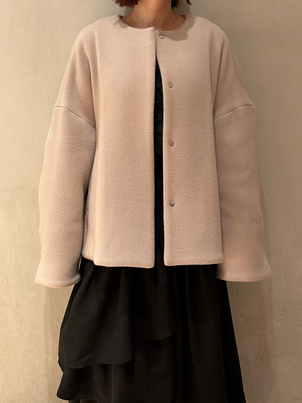 グレー系のカーディガン/ボレロ、ブラック系のスカート、ベージュ系のノーカラージャケットを着用したレディースの夏コーディネートの6枚目の写真