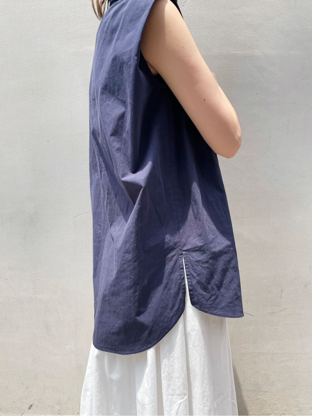 その他のその他シューズ、ブルー系のシャツ/ブラウス、ホワイト系のスカートを着用したレディースの夏コーディネートの5枚目の写真