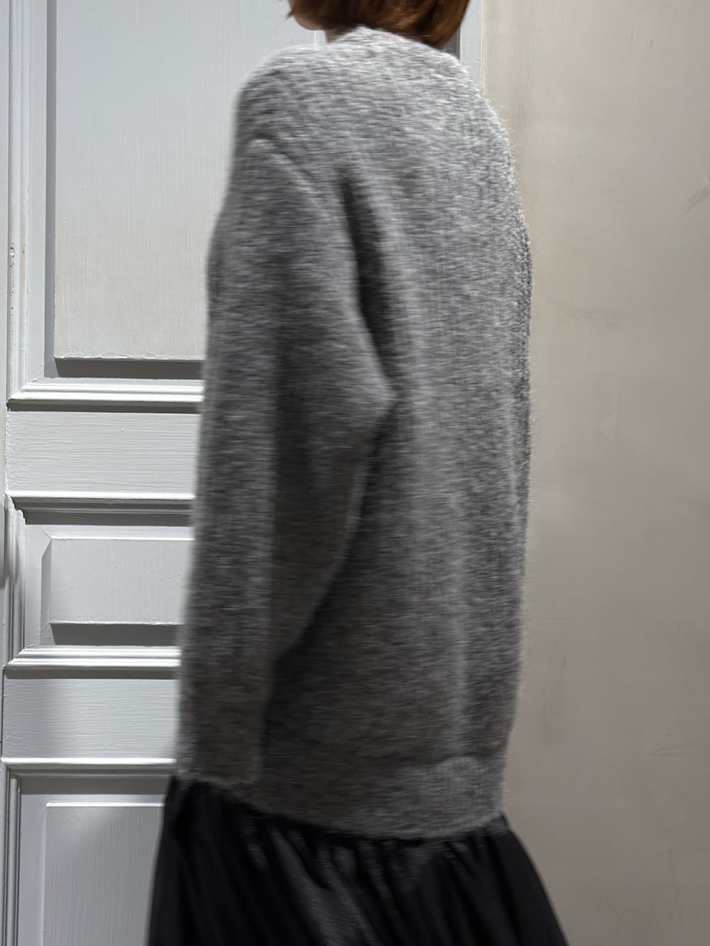 グレー系のワンピースを着用したレディースの秋コーディネートの5枚目の写真