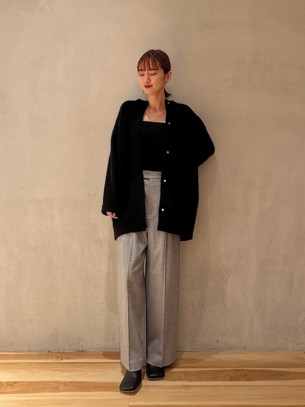 ブラック系のブーツ、ブラック系のノーカラージャケット、グレー系のその他パンツを着用したレディースの秋コーディネートの3枚目の写真