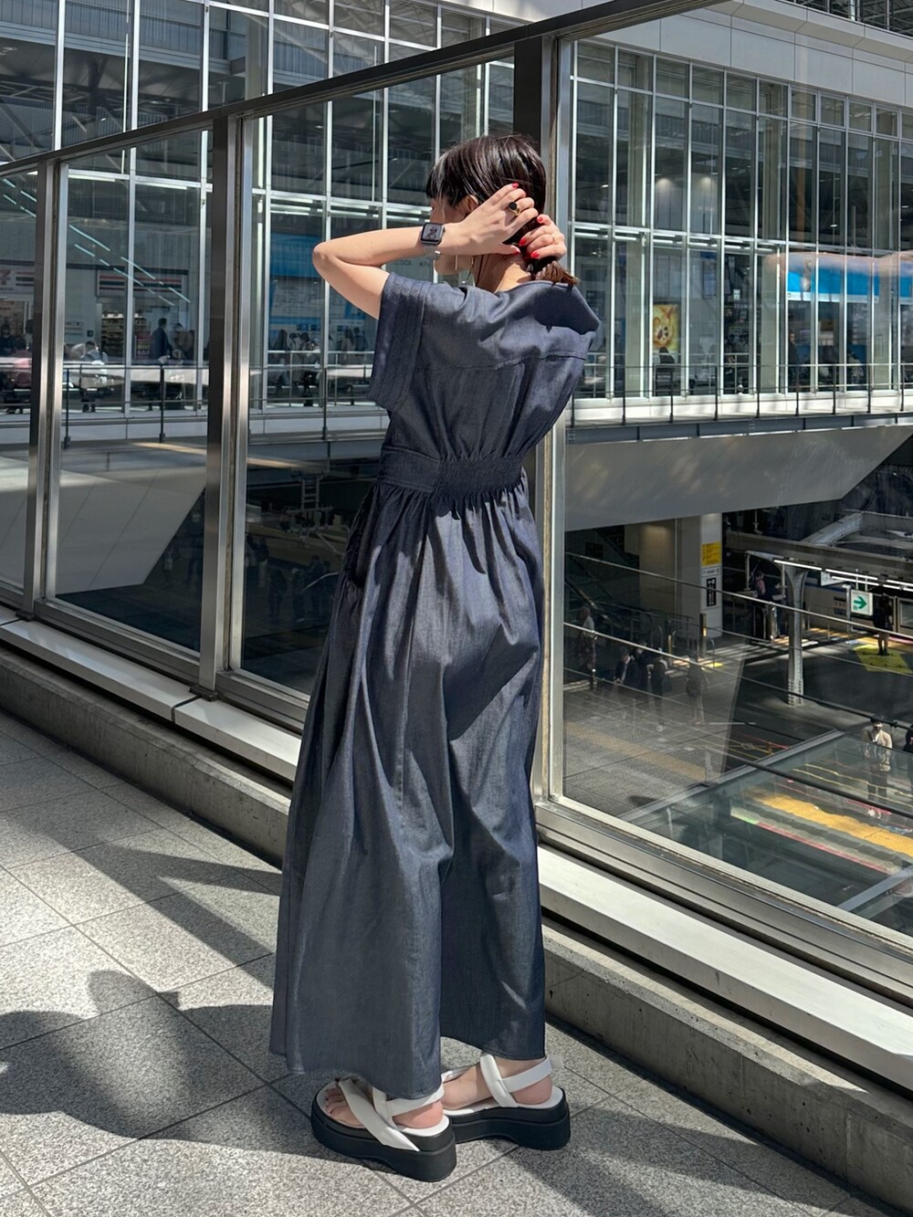 ホワイト系のサンダル、ブルー系のワンピースを着用したレディースの春コーディネートの3枚目の写真