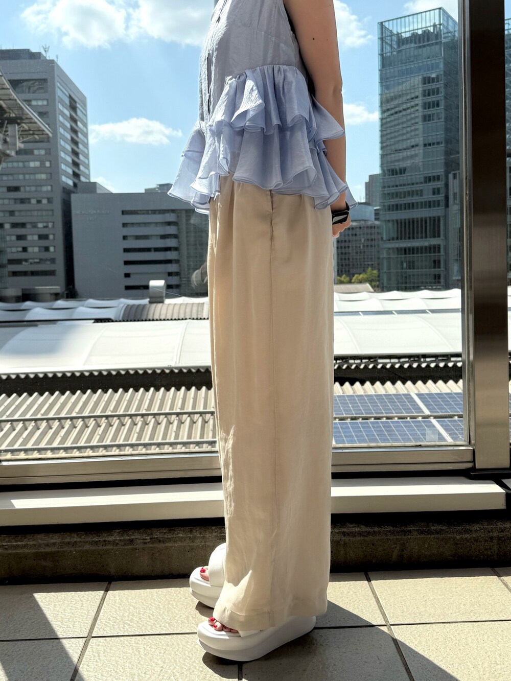 ブルー系のシャツ/ブラウス、ホワイト系のその他パンツ、ホワイト系のサンダルを着用したレディースの春コーディネートの7枚目の写真