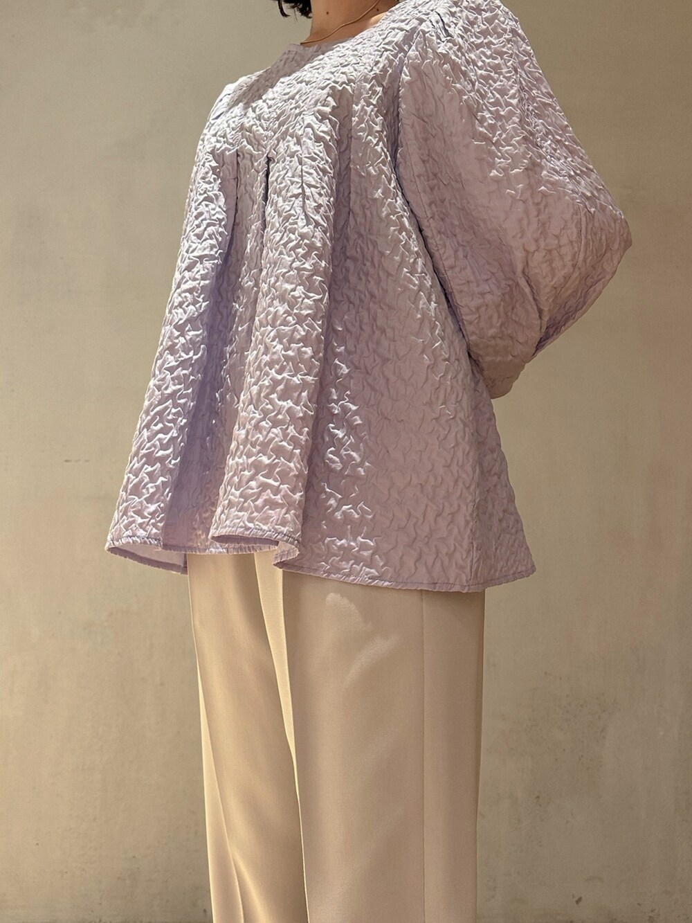 ブルー系のシャツ/ブラウス、グレー系のその他パンツ、ブラウン系のノーカラーコートを着用したレディースの春コーディネートの4枚目の写真