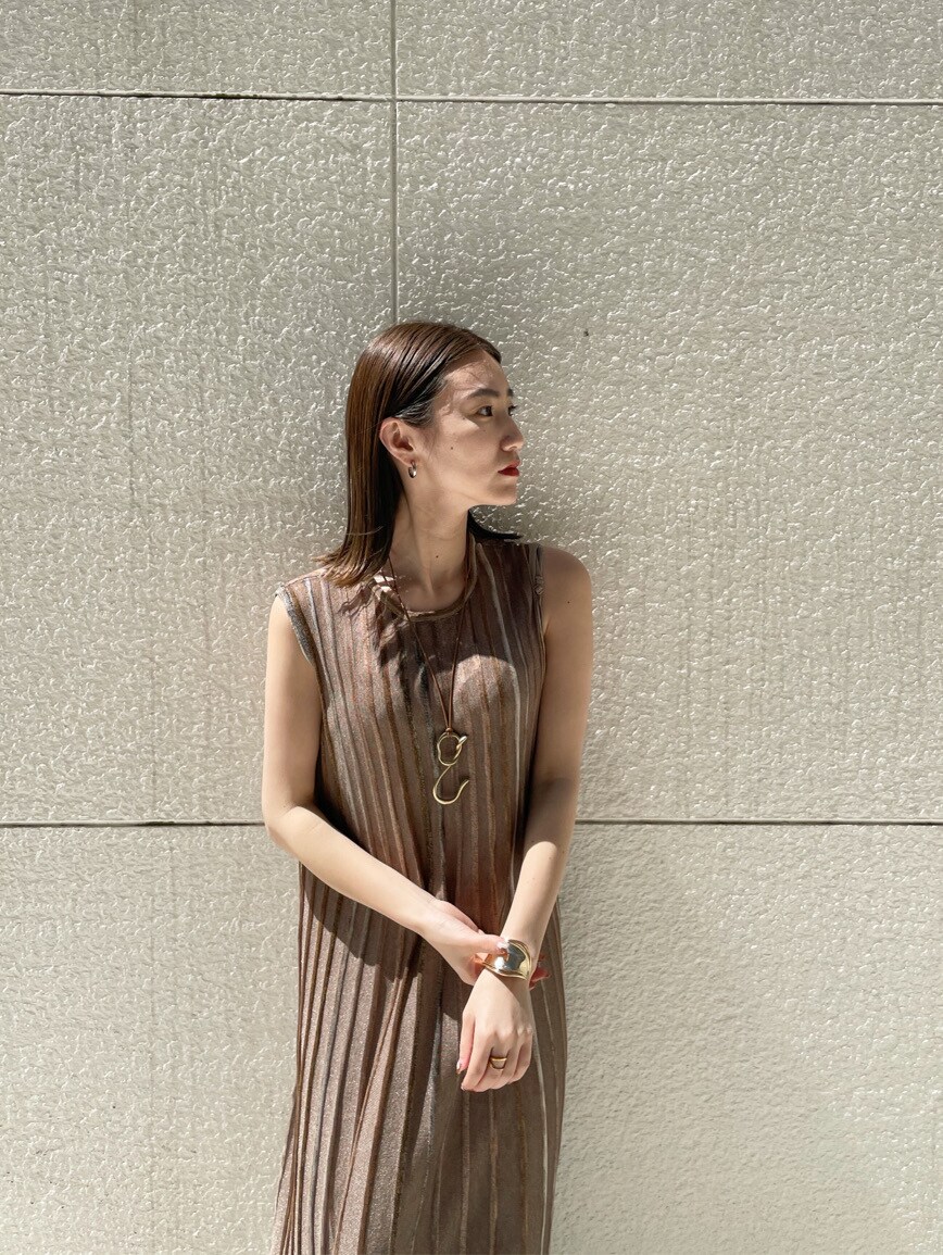 ブラウン系のワンピース、その他のその他シューズ、ゴールド系のネックレスを着用したレディースの春コーディネートの3枚目の写真