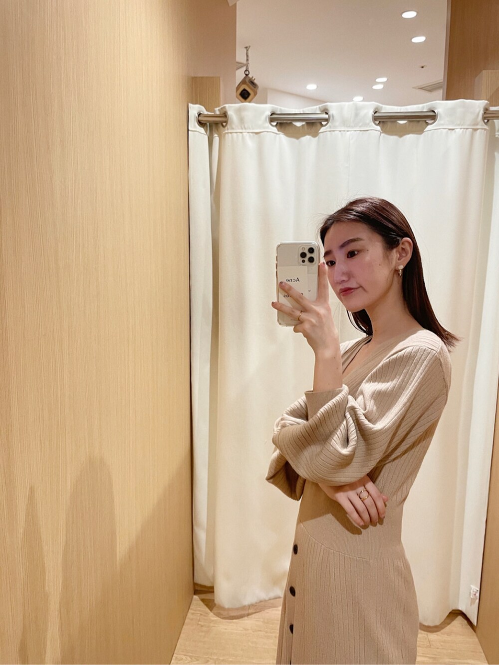 ベージュ系のワンピースを着用したレディースの冬コーディネートの3枚目の写真