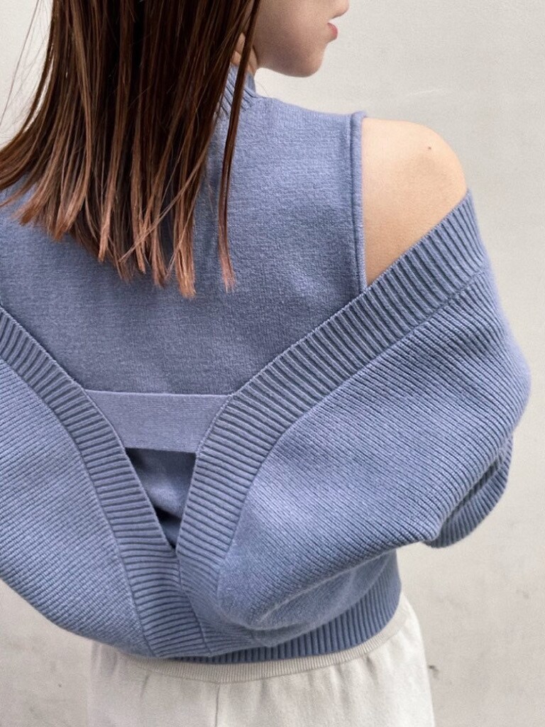 グレー系のスカート、ブルー系のニット/セーターを着用したレディースの冬コーディネートの3枚目の写真