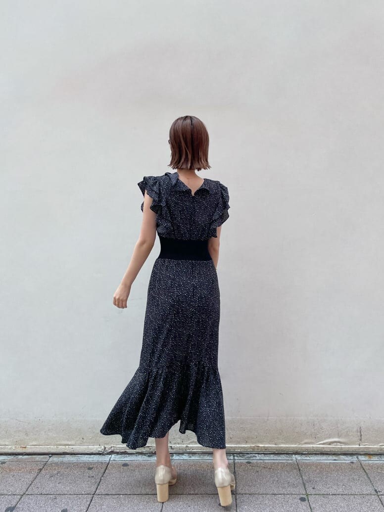 その他のパンプス、ブラック系のワンピースを着用したレディースの夏コーディネートの5枚目の写真