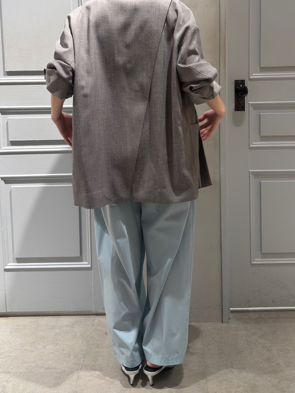 グレー系のテーラードジャケット、グリーン系のその他パンツ、シルバー系のパンプスを着用したレディースの冬コーディネートの7枚目の写真