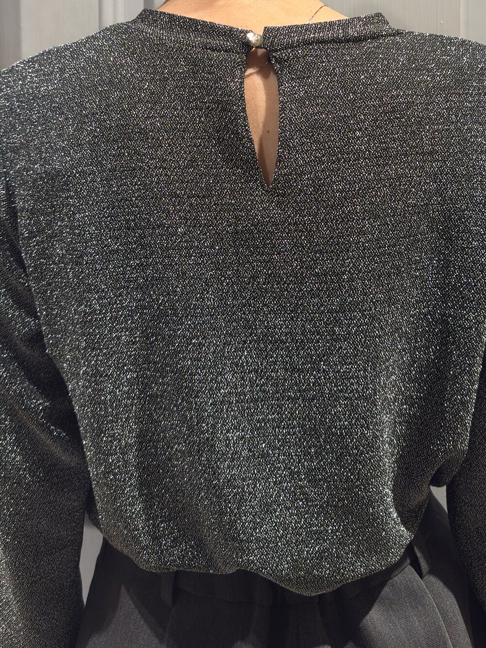 ブラック系のTシャツ/カットソー、グレー系のその他パンツ、レッド系のカーディガン/ボレロを着用したレディースの秋コーディネートの9枚目の写真
