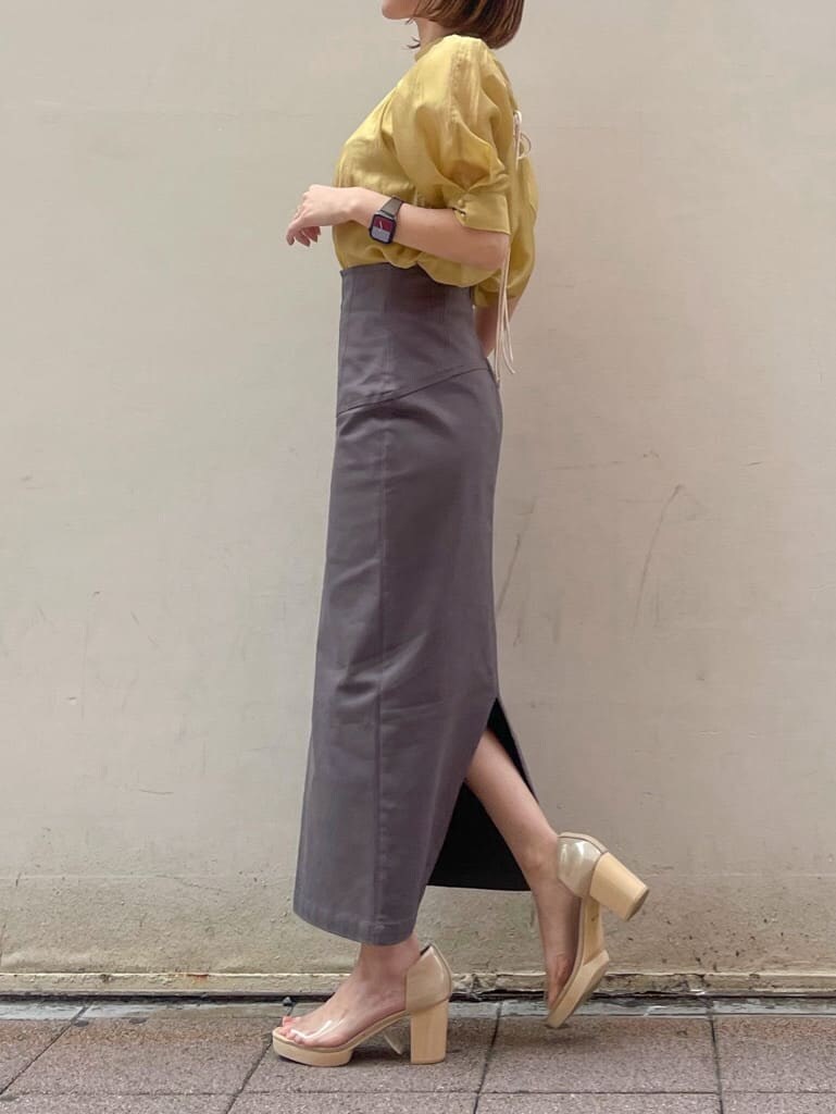 その他のパンプス、グレー系のスカート、イエロー系のシャツ/ブラウスを着用したレディースの夏コーディネートの7枚目の写真