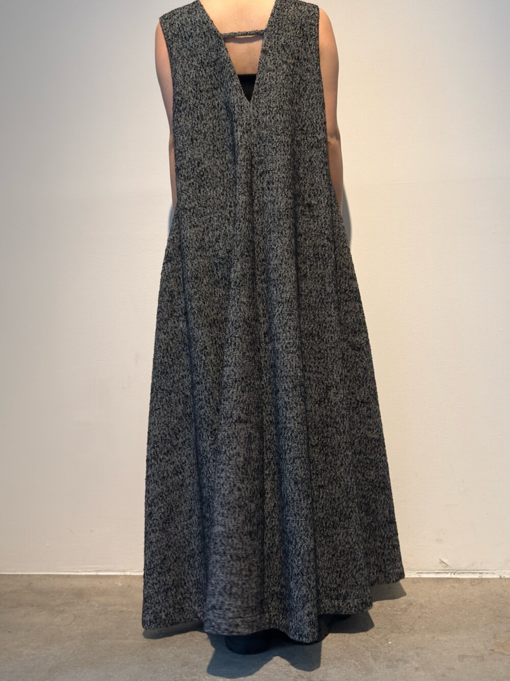 ブラック系のワンピース、グレー系のカーディガン/ボレロを着用したレディースの秋コーディネートの4枚目の写真