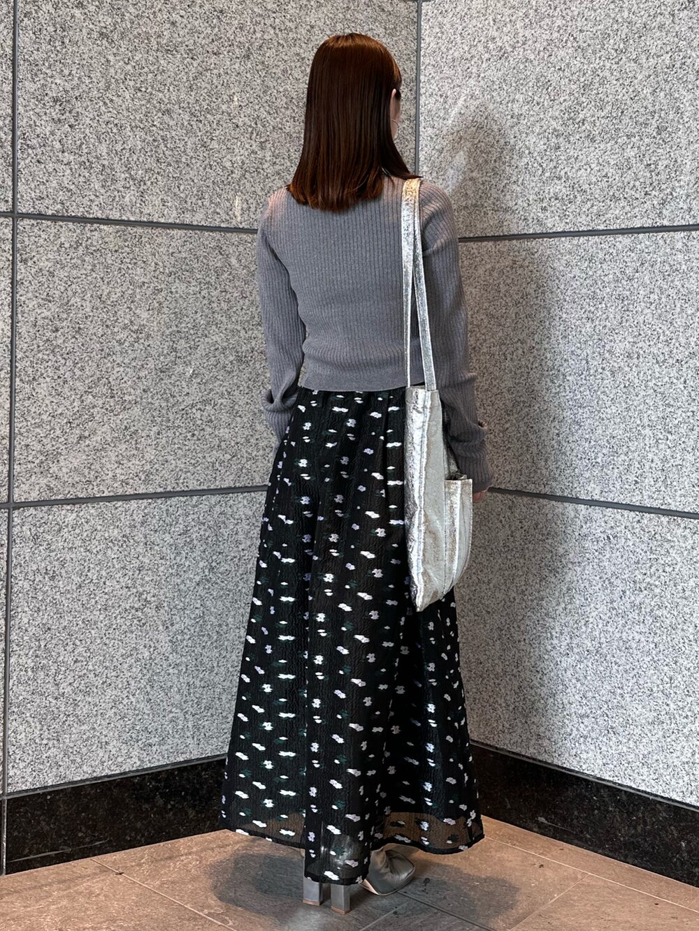 グレー系のカーディガン/ボレロ、その他のスカート、シルバー系のブーツを着用したレディースの夏コーディネートの4枚目の写真