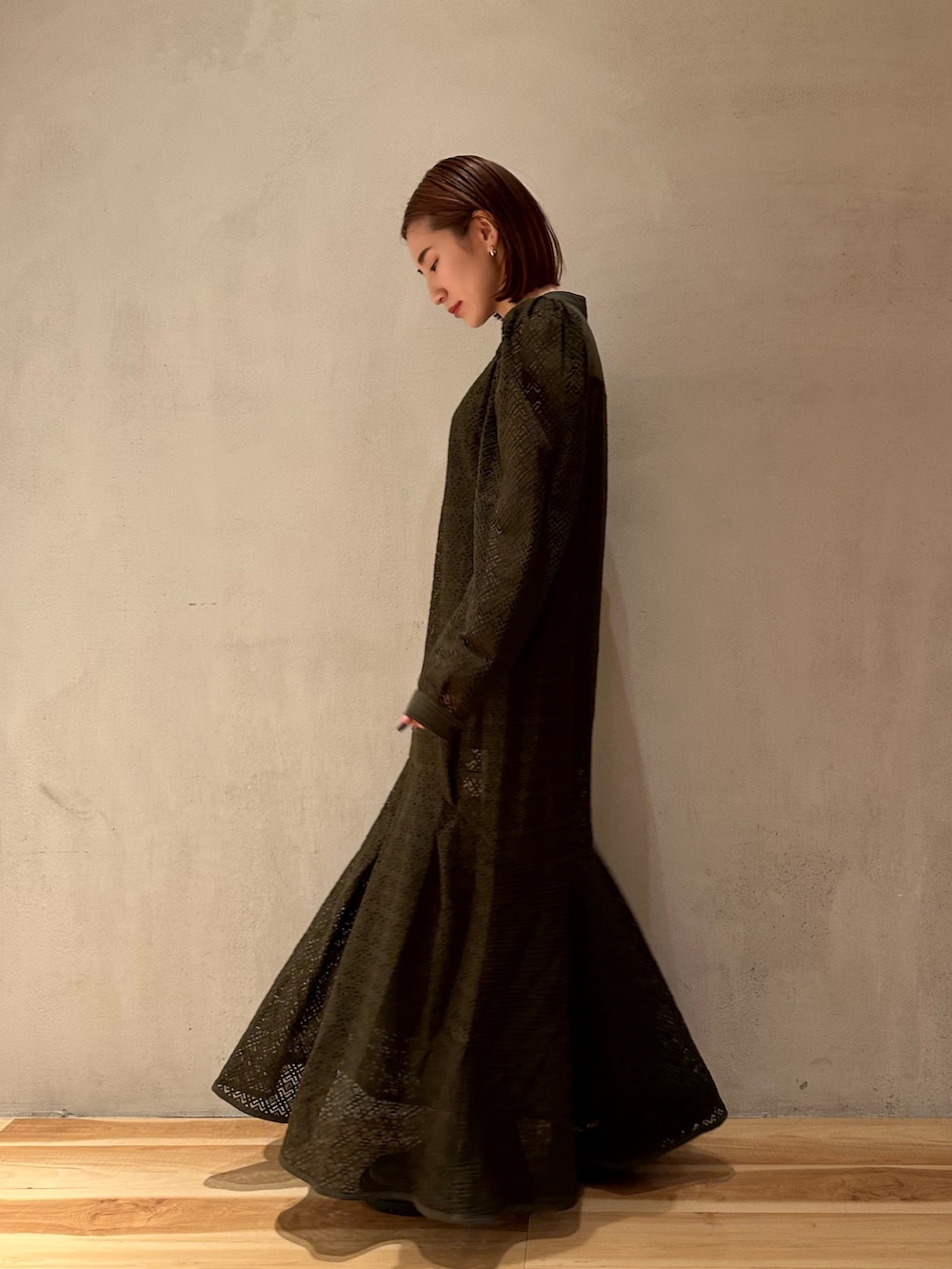 ベージュ系のワンピースを着用したレディースの春コーディネートの2枚目の写真