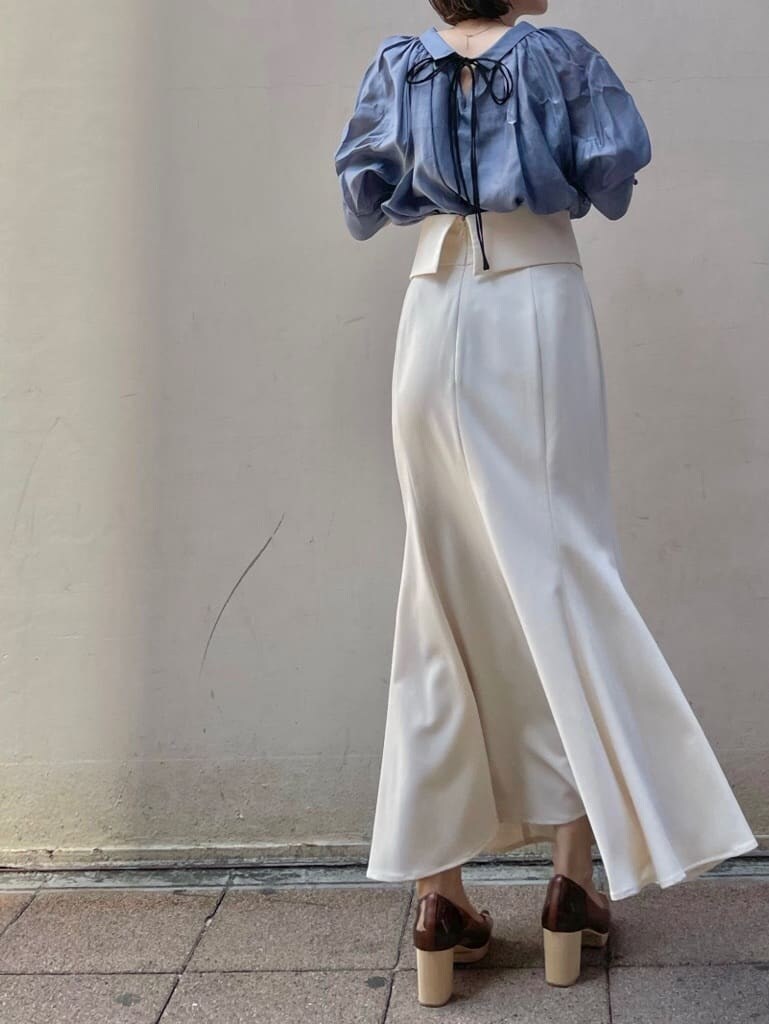 ホワイト系のスカート、ブラウン系のパンプス、ブルー系のシャツ/ブラウスを着用したレディースの春コーディネートの5枚目の写真