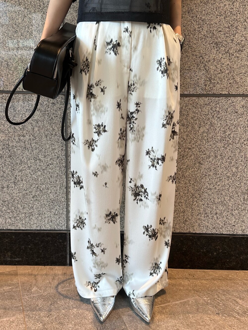 ブラック系のシャツ/ブラウス、ホワイト系のその他パンツ、ブラック系のボストンバッグを着用したレディースの冬コーディネートの6枚目の写真