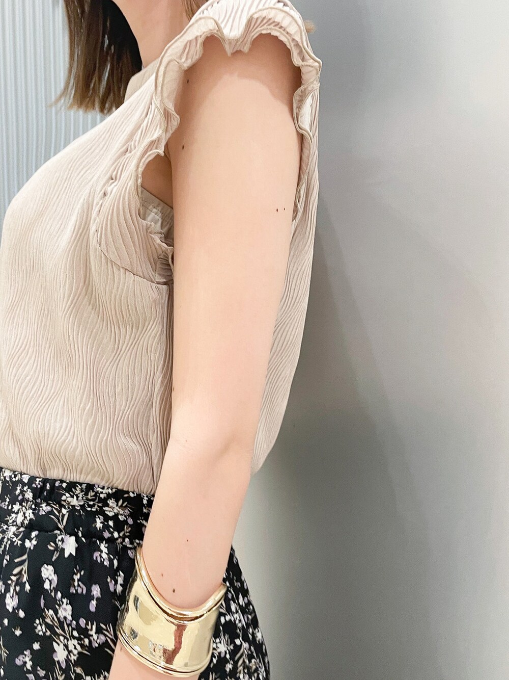 ブラック系のサンダル、ベージュ系のニット/セーター、ブラック系のスカートを着用したレディースの春コーディネートの4枚目の写真