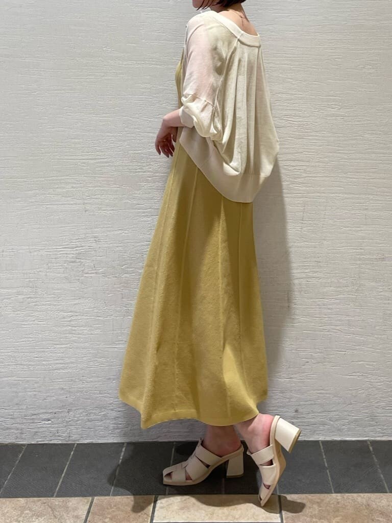 ホワイト系のサンダル、イエロー系のワンピース、ホワイト系のカーディガン/ボレロを着用したレディースの夏コーディネートの4枚目の写真