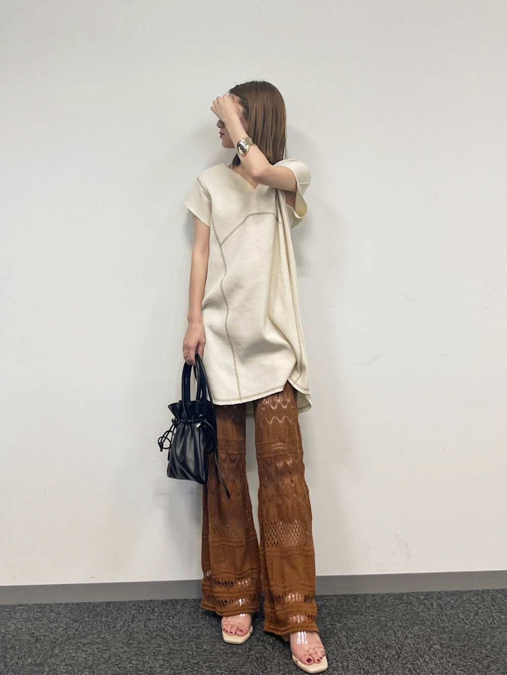 ブラウン系のその他パンツ、その他のその他シューズ、ホワイト系のTシャツ/カットソーを着用したレディースの春コーディネートの2枚目の写真