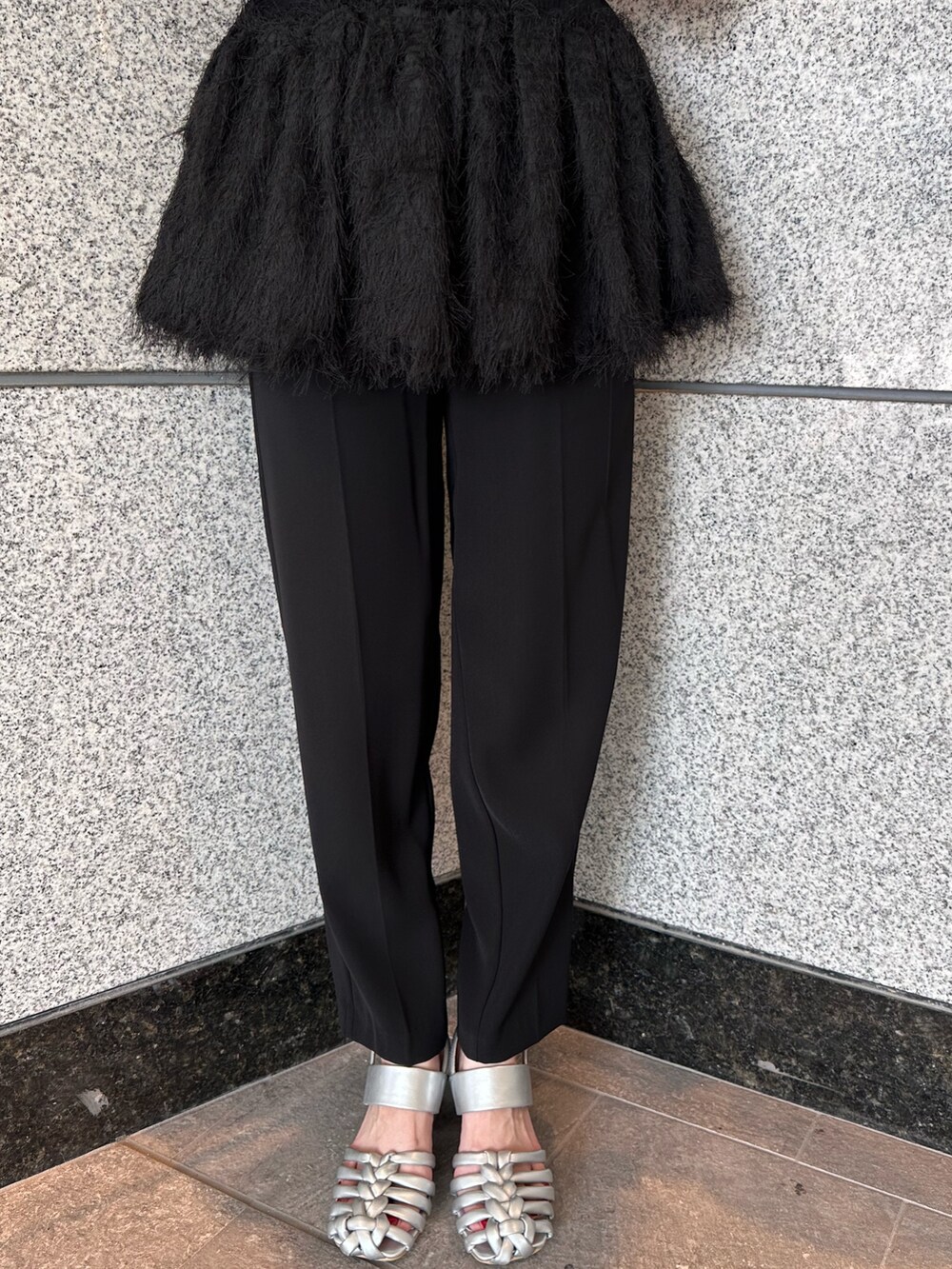 ブラック系のニット/セーター、シルバー系のサンダル、ブラック系のその他パンツを着用したレディースの夏コーディネートの8枚目の写真