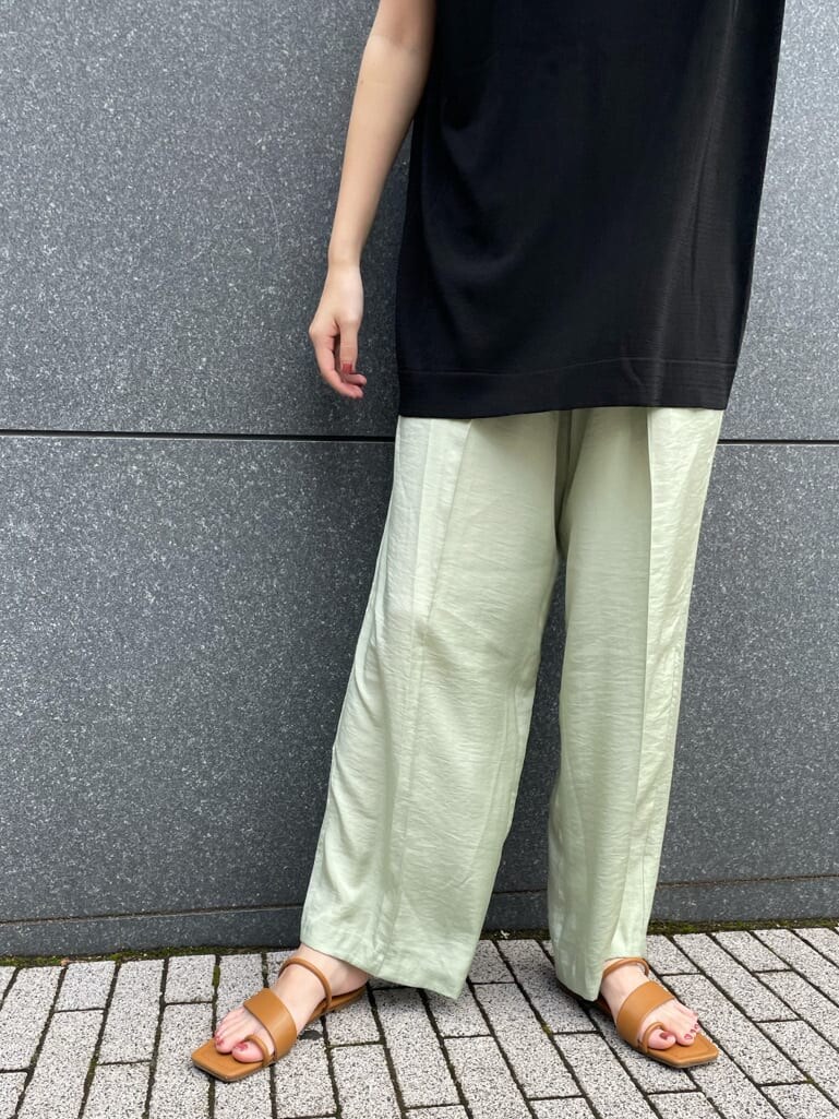 グリーン系のその他パンツ、ブラック系のニット/セーター、シルバー系のネックレスを着用したレディースの夏コーディネートの4枚目の写真