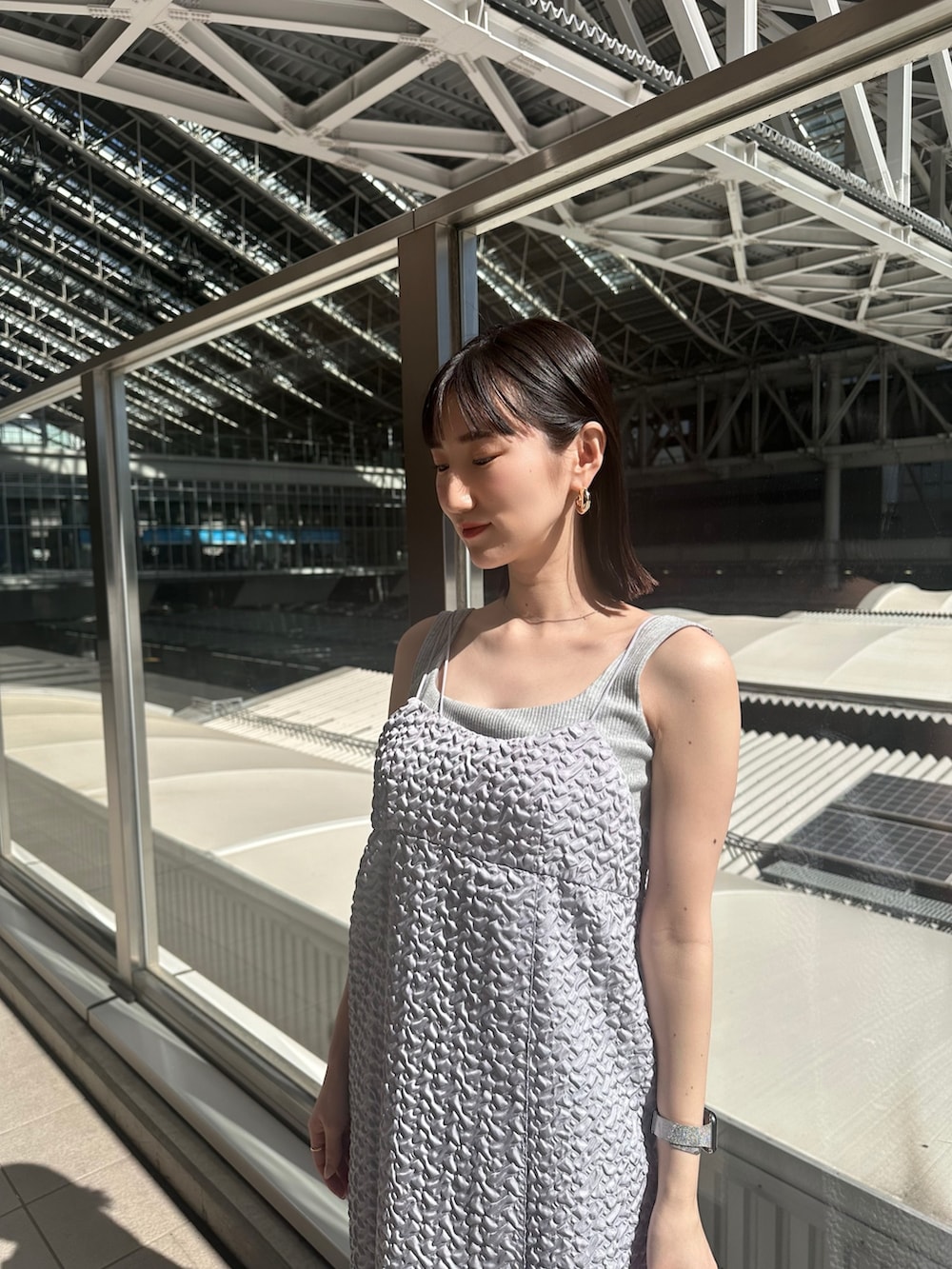 ブルー系のシャツ/ブラウス、グレー系のワンピース、グレー系のタンクトップを着用したレディースの春コーディネートの5枚目の写真