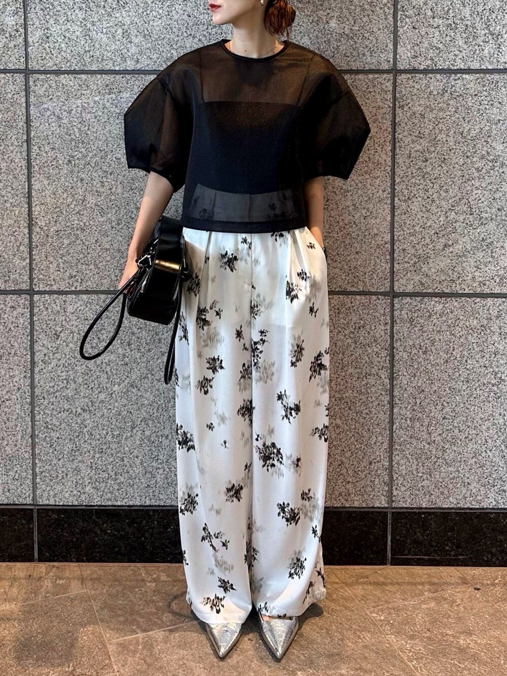 ブラック系のシャツ/ブラウス、ホワイト系のその他パンツ、ブラック系のボストンバッグを着用したレディースの冬コーディネートの2枚目の写真