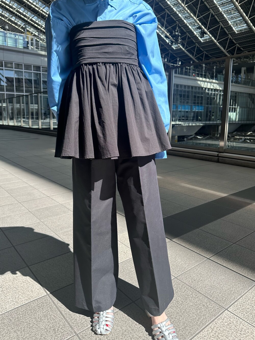 ブルー系のシャツ/ブラウス、ブラック系のタンクトップ、ブラック系のチノパンツを着用したレディースの春コーディネートの6枚目の写真