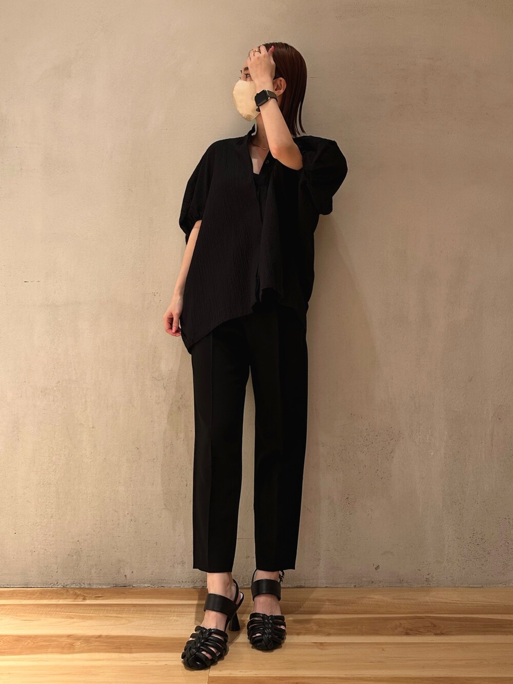 ブラック系のその他パンツ、ブラック系のサンダル、ブラック系のシャツ/ブラウスを着用したレディースの春コーディネートの2枚目の写真