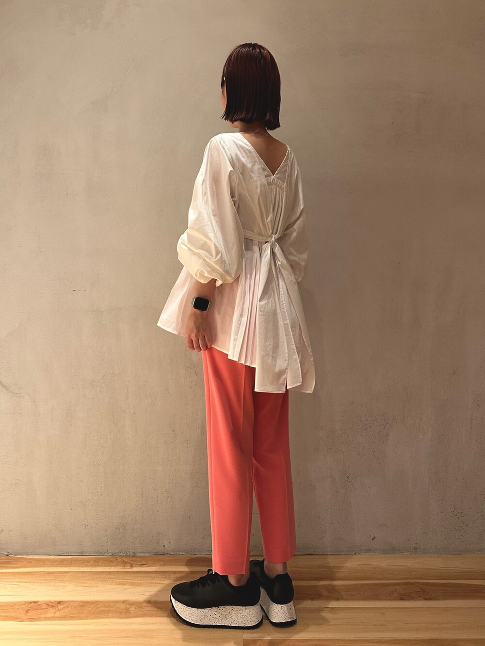 ブラック系のスニーカー、ピンク系のその他パンツ、ホワイト系のシャツ/ブラウスを着用したレディースの秋コーディネートの3枚目の写真