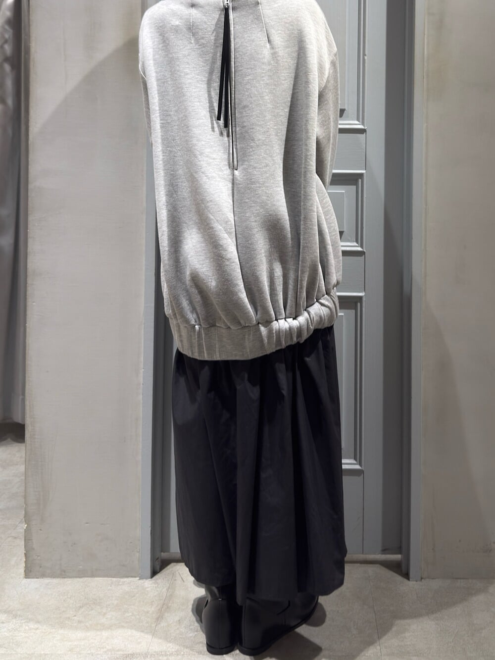 ブラック系のブーツ、グレー系のワンピースを着用したレディースの秋コーディネートの3枚目の写真