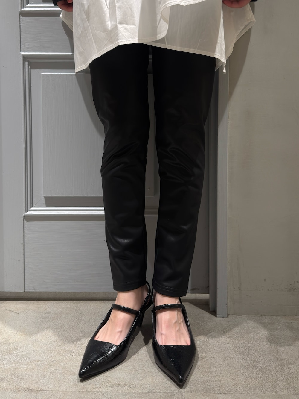 ブラック系のニット/セーター、ブラック系のその他パンツ、ブラック系のパンプスを着用したレディースの秋コーディネートの8枚目の写真