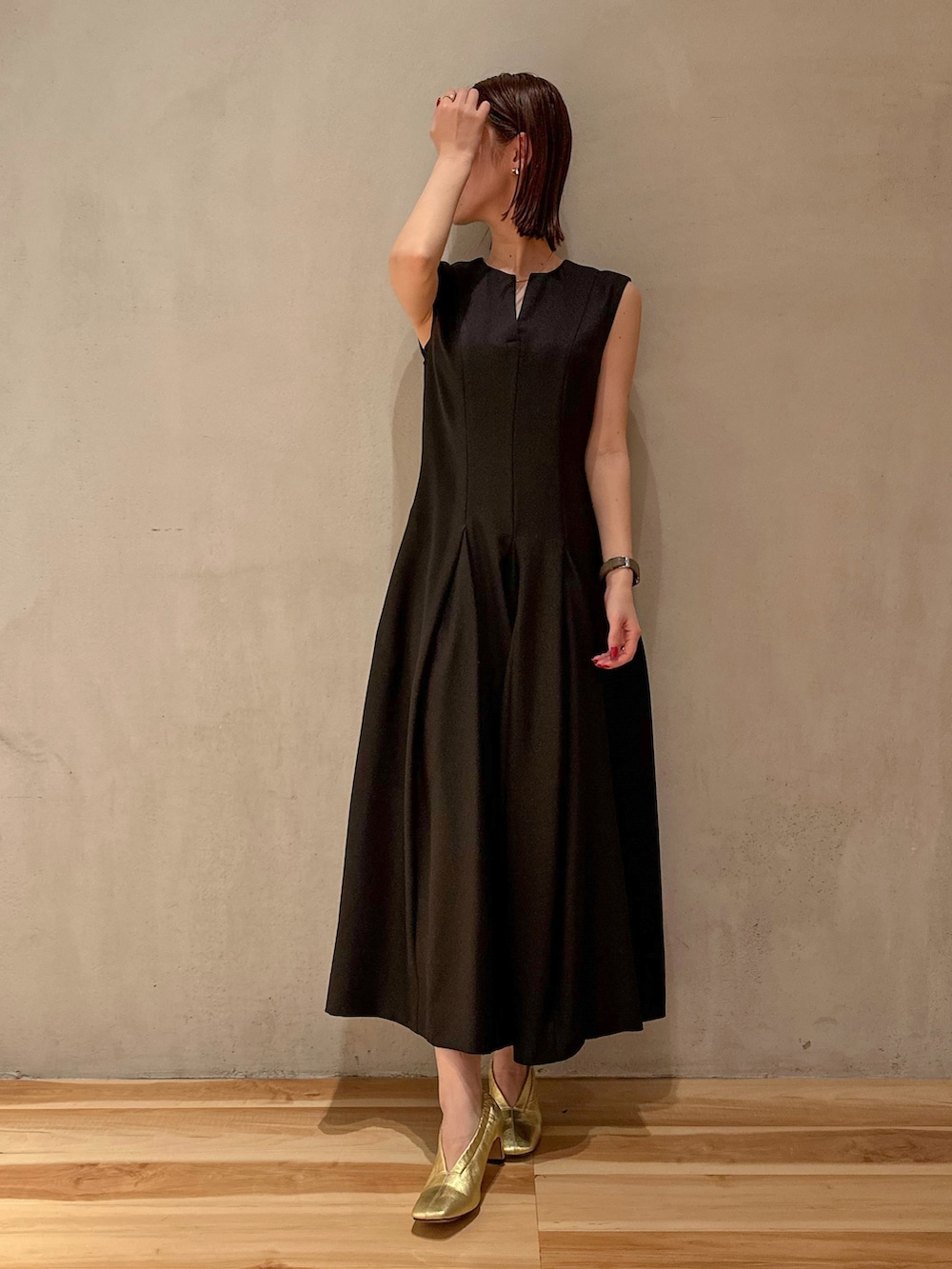 ブラック系のテーラードジャケット、ブラック系のワンピースを着用したレディースの冬コーディネートの5枚目の写真