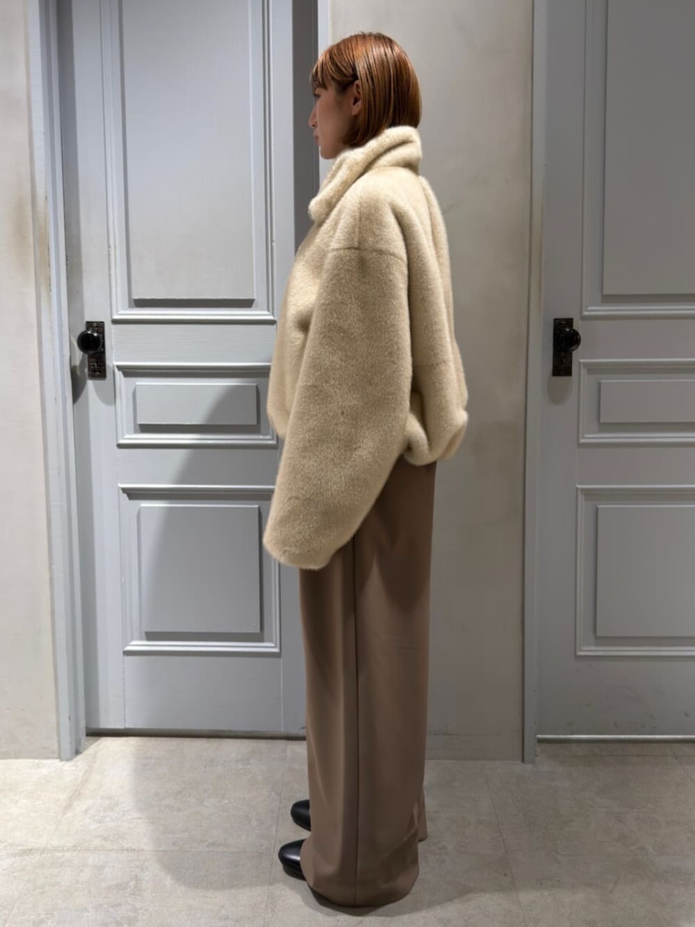 ベージュ系のブルゾン、ブラウン系のその他パンツを着用したレディースの冬コーディネートの3枚目の写真