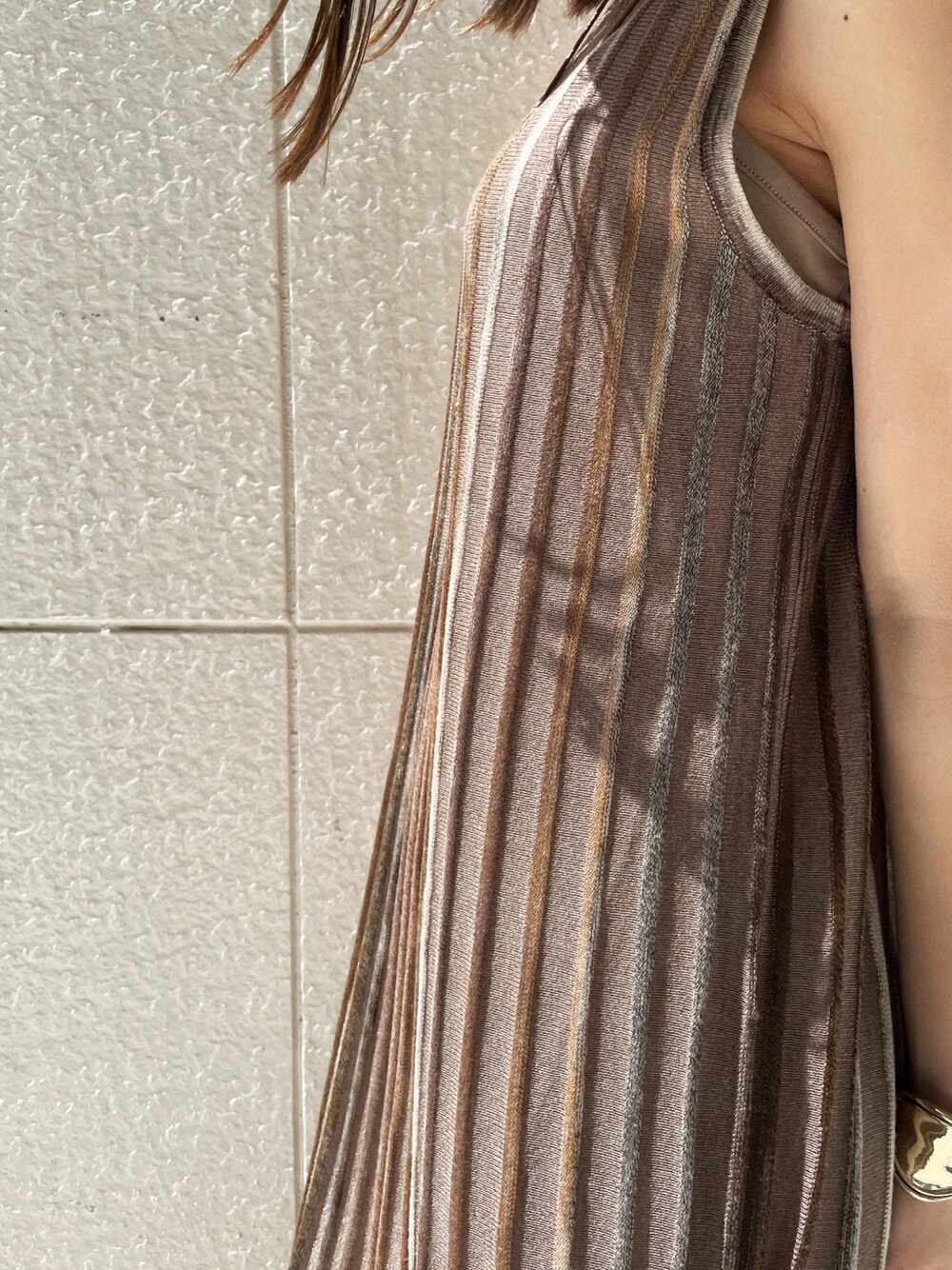 ブラウン系のワンピース、その他のその他シューズ、ゴールド系のネックレスを着用したレディースの春コーディネートの6枚目の写真