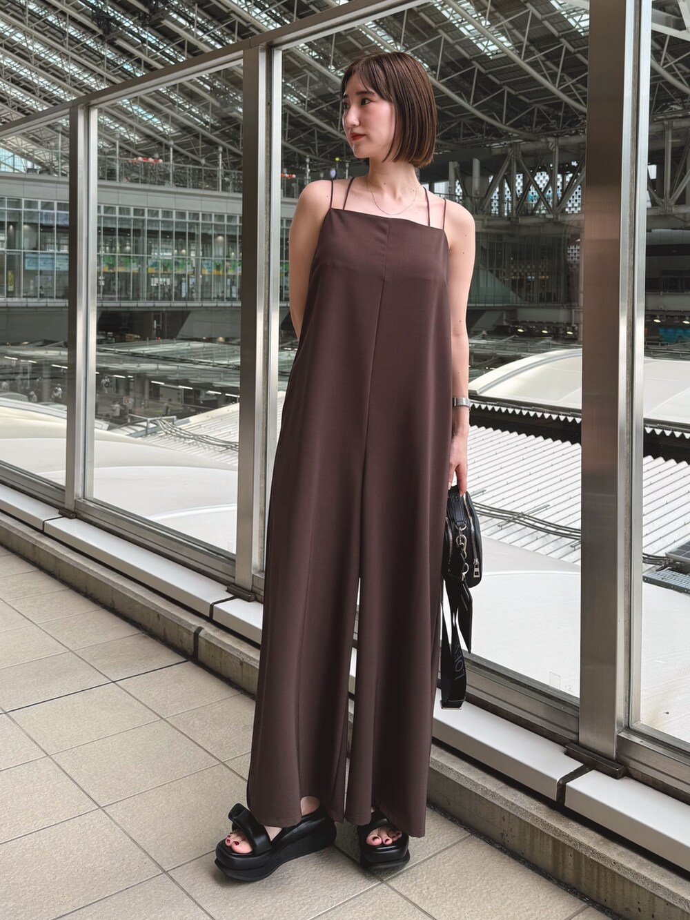 ブラウン系のつなぎ/オールインワン、ブラック系のサンダルを着用したレディースの夏コーディネートの3枚目の写真