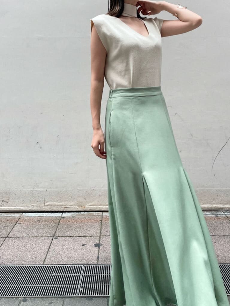 グリーン系のスカート、ブラウン系のサンダル、ブラウン系のカーディガン/ボレロを着用したレディースの夏コーディネートの6枚目の写真