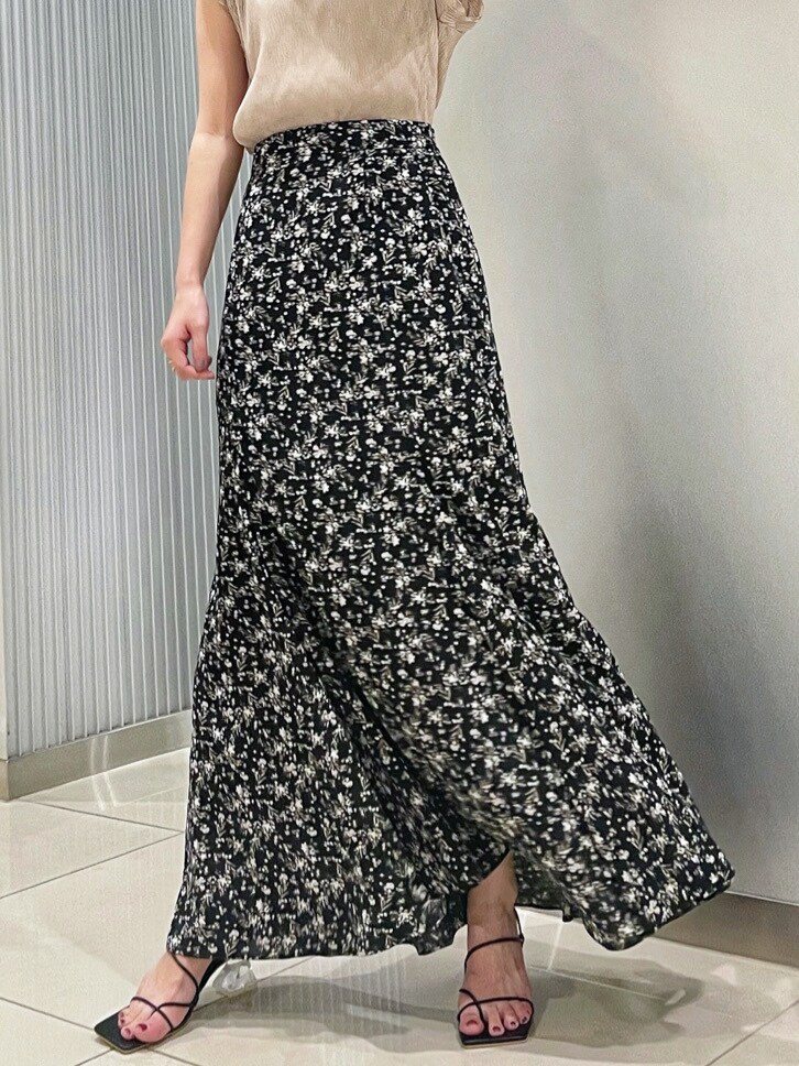 ブラック系のサンダル、ベージュ系のニット/セーター、ブラック系のスカートを着用したレディースの春コーディネートの3枚目の写真