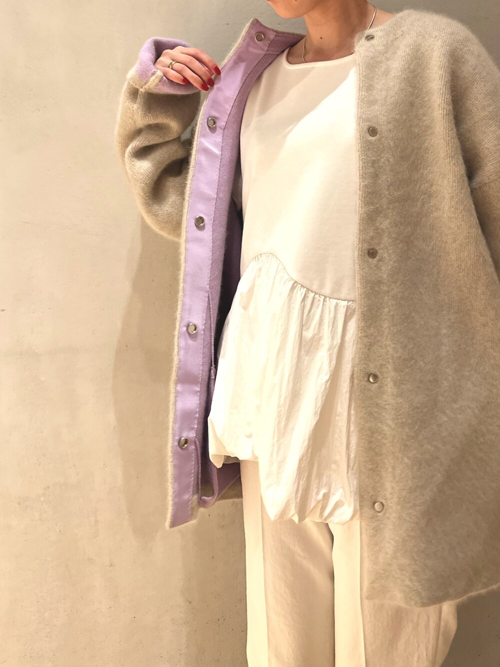 ホワイト系のTシャツ/カットソー、ホワイト系のノーカラージャケット、ホワイト系のその他パンツを着用したレディースの夏コーディネートの7枚目の写真