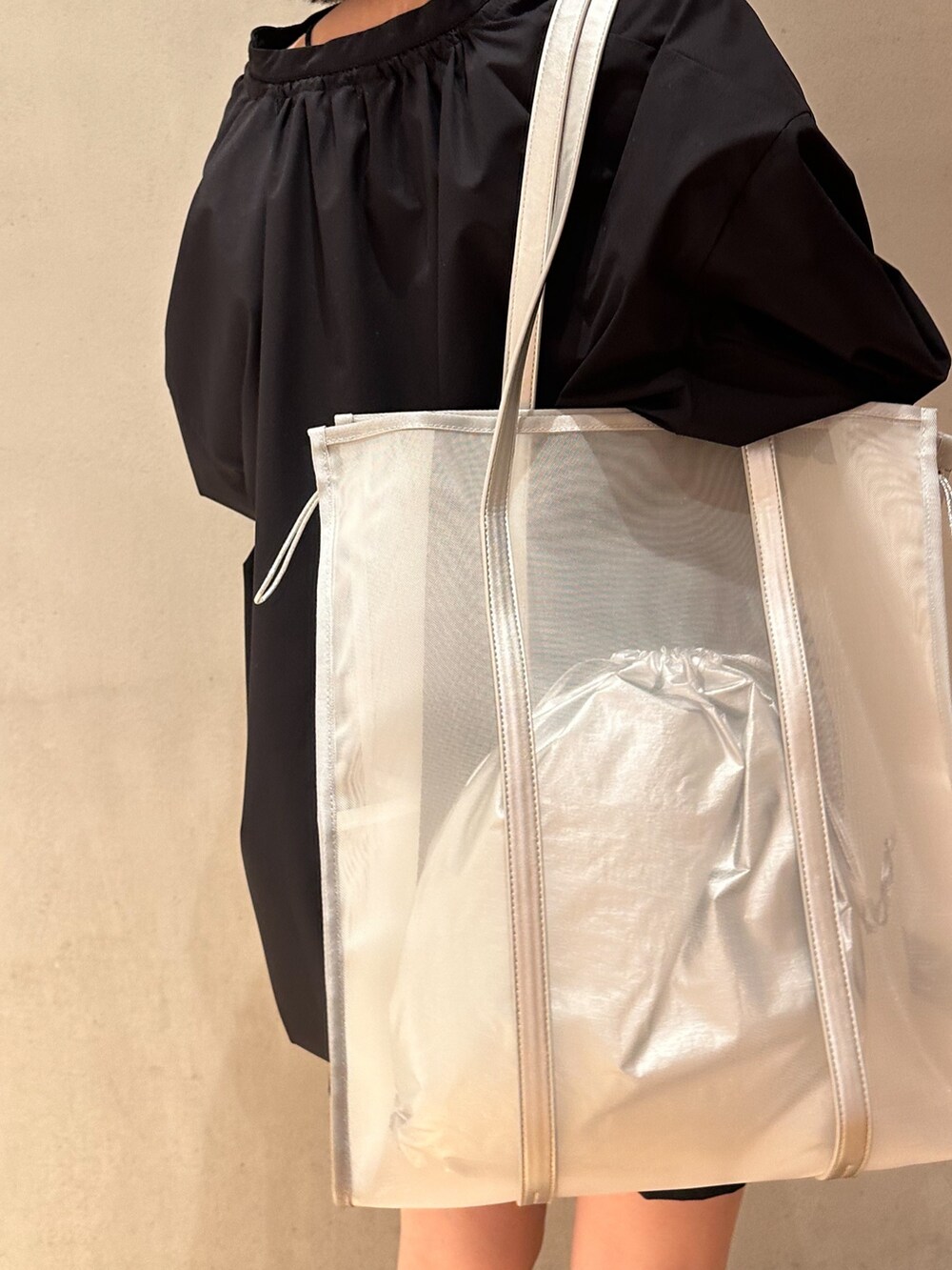 ブラック系のシャツ/ブラウス、ブラック系のその他パンツ、ブラック系のキャミソールを着用したレディースの冬コーディネートの6枚目の写真