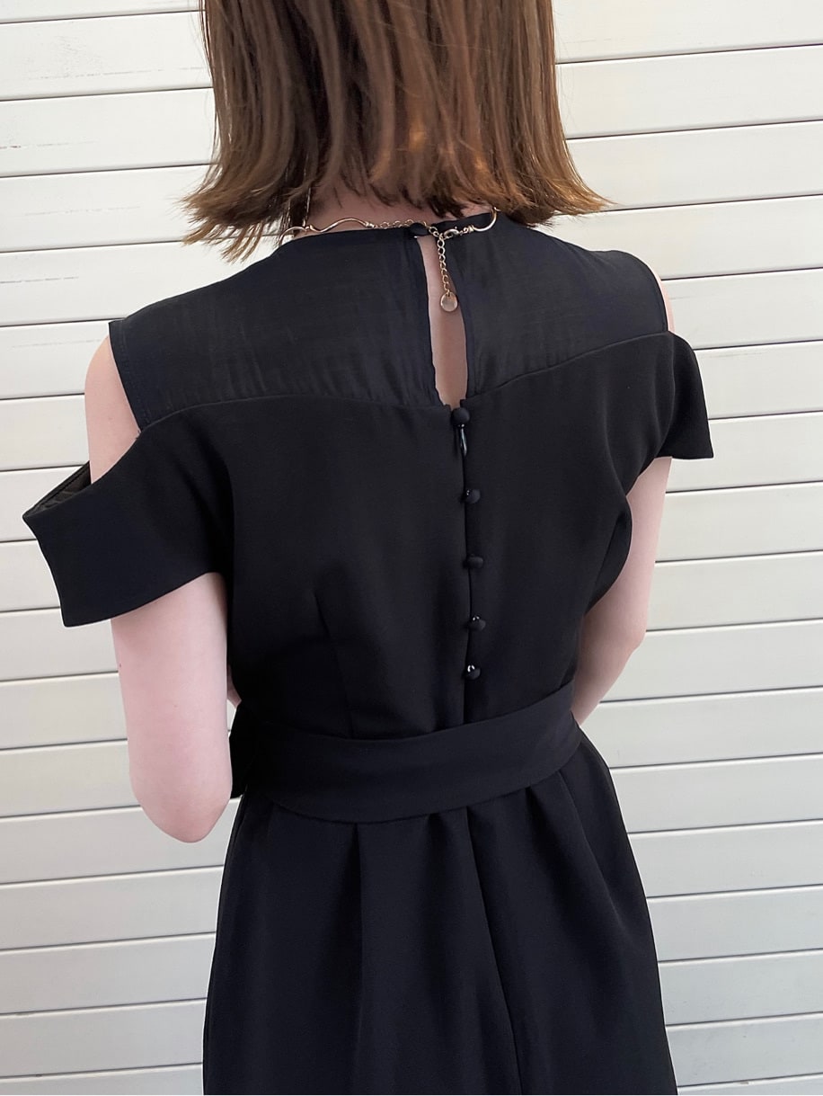 ブラック系のパンツドレス、ゴールド系のネックレスを着用したレディースの春コーディネートの6枚目の写真