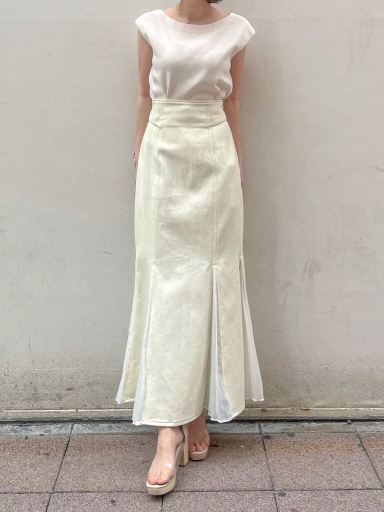 ベージュ系のワンピース、ブラック系のスカート、その他のパンプスを着用したレディースの夏コーディネートの4枚目の写真