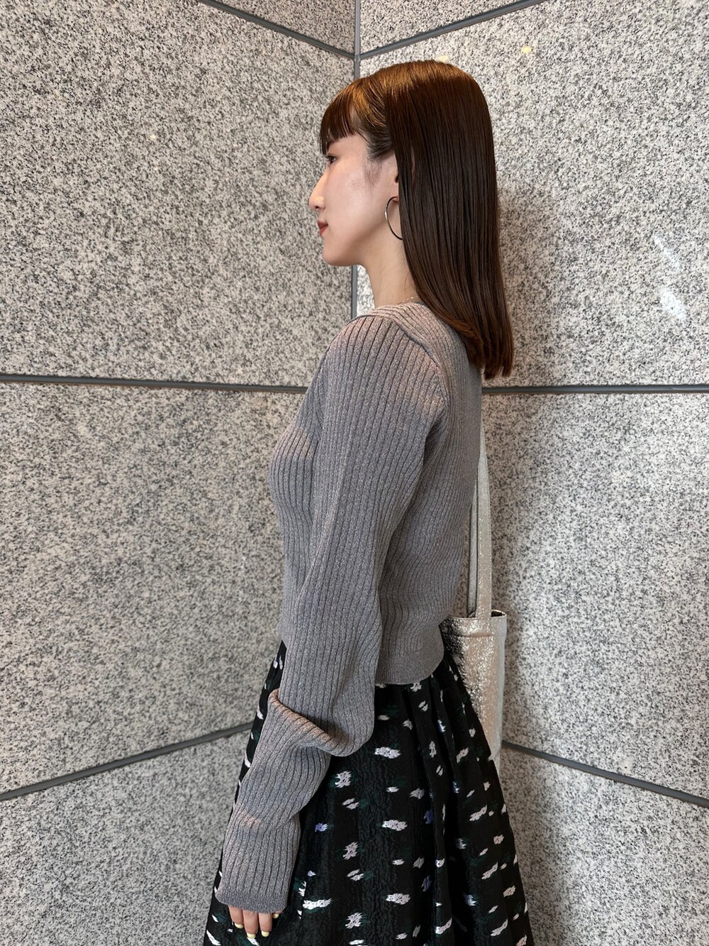 グレー系のカーディガン/ボレロ、その他のスカート、シルバー系のブーツを着用したレディースの夏コーディネートの8枚目の写真